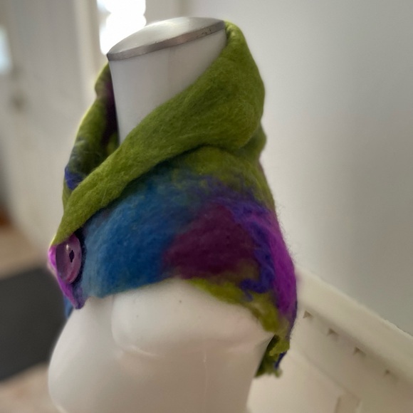 Hand crafted merino wool felted scarf - Picture 3 of 6